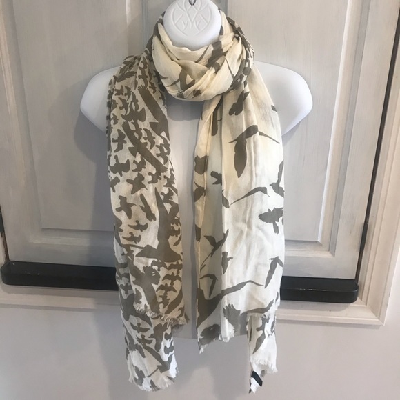 2 Chic Seagull Scarf - Picture 1 of 5